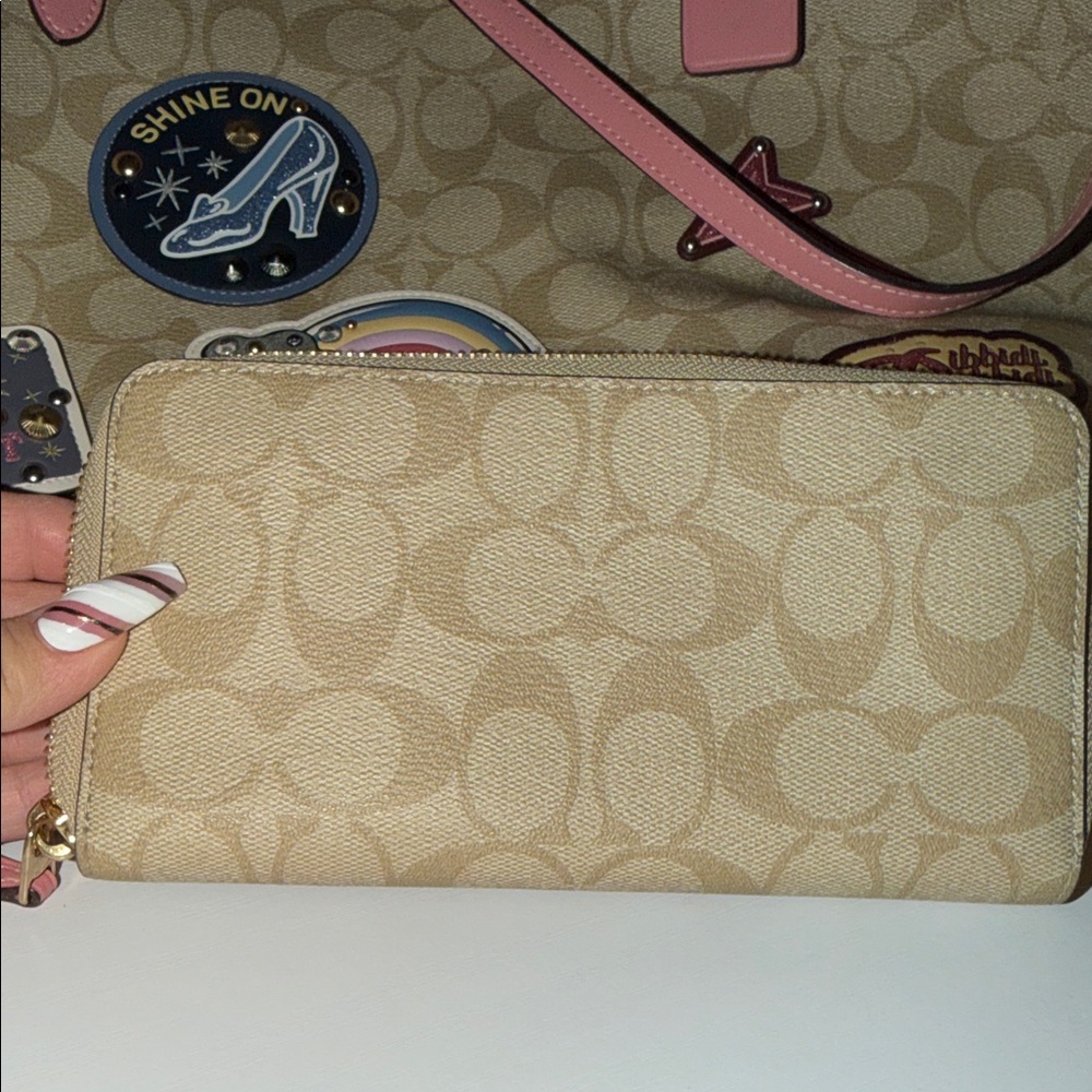 Coach X Disney Cinderella signature tote bag and wallet - Picture 4 of 12